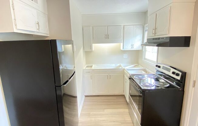 1 bed, 1 bath, 615 sqft, $1,000, Unit 841 Oakwood Villa