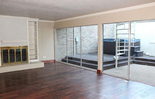 Bright 2-2.5-2 Duplex with Private Courtyard in Dallas!