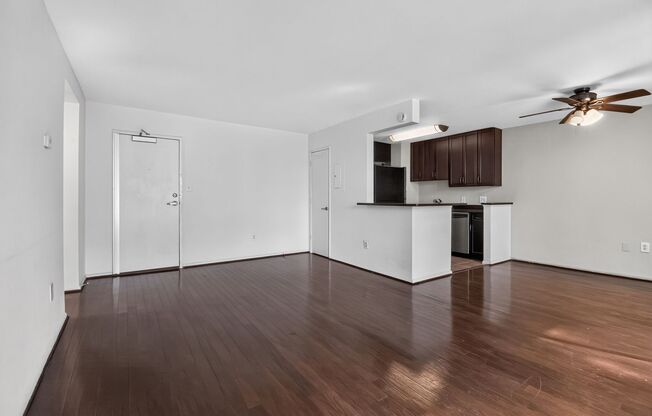 Light-filled 1Bd/1Bth in West End Condos in Alexandria!