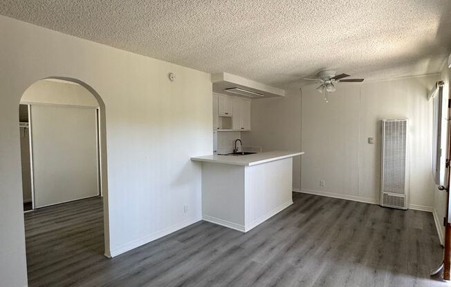 1 Bed Apartment in Prime Playa Del Rey -  Parking Garage Available  !!! — Walk to Beach, Shop & More!