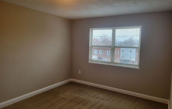 2 beds, 1 bath, $1,900, Unit (#31)