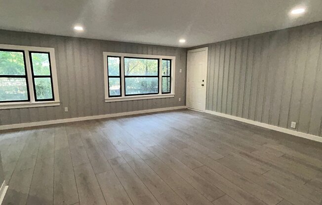 314 W CLARENDON DR