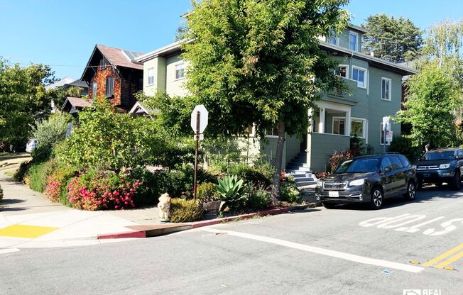 Spacious 4 Bedroom / 1.5 Bath near UC Campus