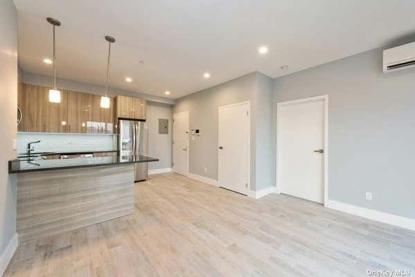 2 beds, 1 bath, $2,800, Unit 3R