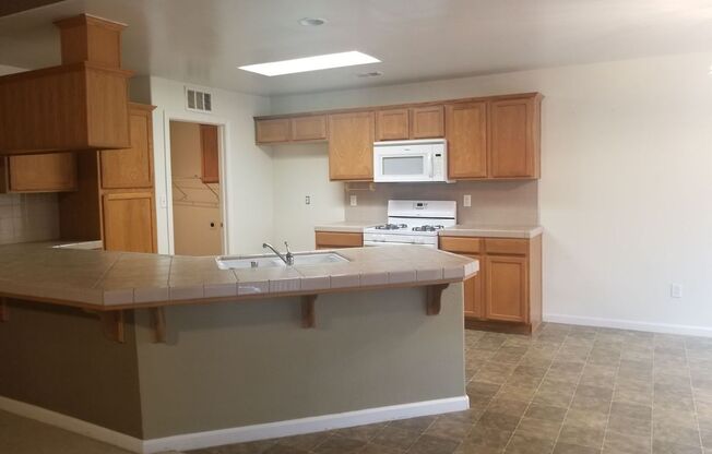 3 beds, 2 baths, 1,648 sqft, $2,200