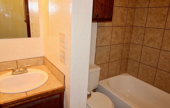 2 beds, 1 bath, 850 sqft, $850, Unit 11B