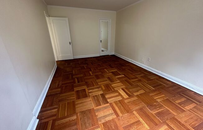 2 beds, 1 bath, 975 sqft, $1,800, Unit Royal York 114