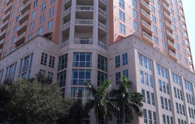 Annual UNfurnished 2/ 2 1/2 1350 Main St huge condo with wonderful Bay views in heart of downtown Sarasota