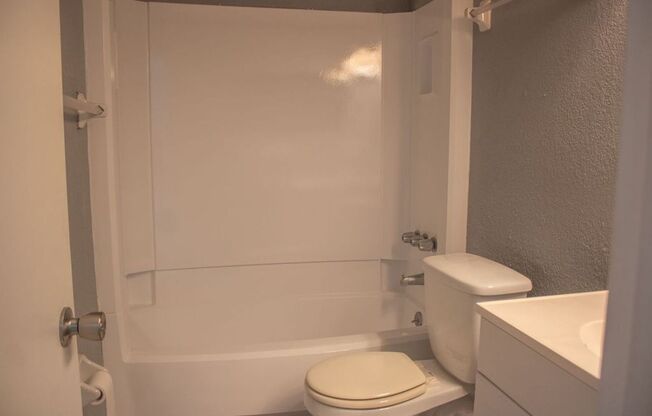 1 bed, 1 bath, 600 sqft, $899, Unit 8215-5