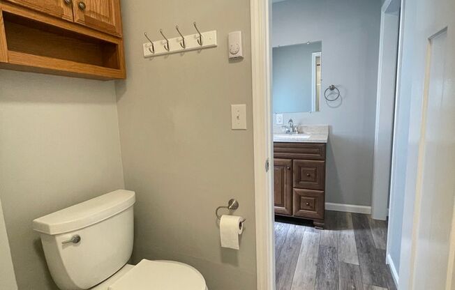 2 beds, 1 bath, 725 sqft, $1,350, Unit Highw2010