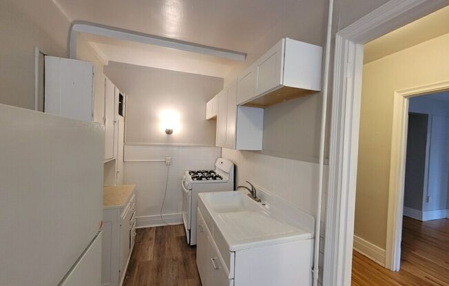 1 bed, 1 bath, $985, Unit 10