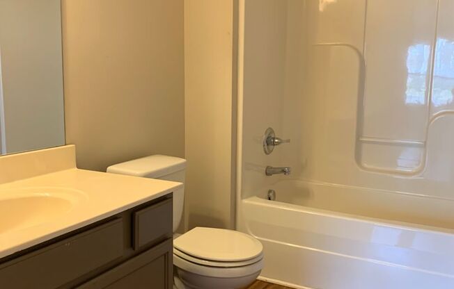 1 bed, 1 bath, 822 sqft, $775, Unit E10