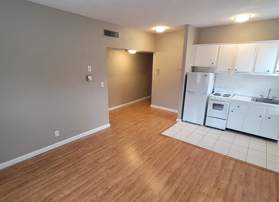 1 bed, 1 bath, $2,300, Unit BLD3-11