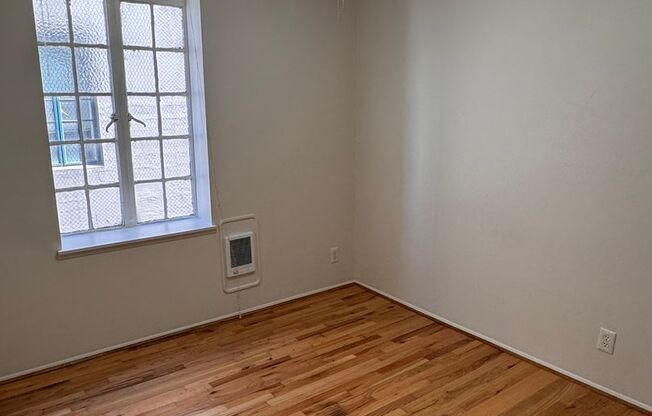 1 bed, 1 bath, 400 sqft, $975, Unit 302