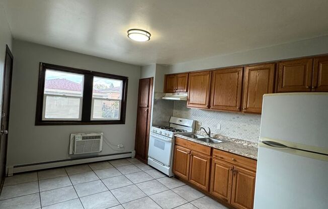 2 beds, 1 bath, $1,150, Unit 2