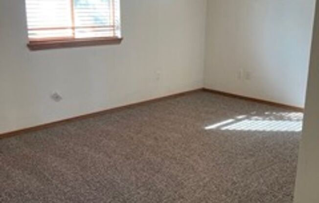 2 beds, 1 bath, $1,400, Unit 308 N. Pierce Rd