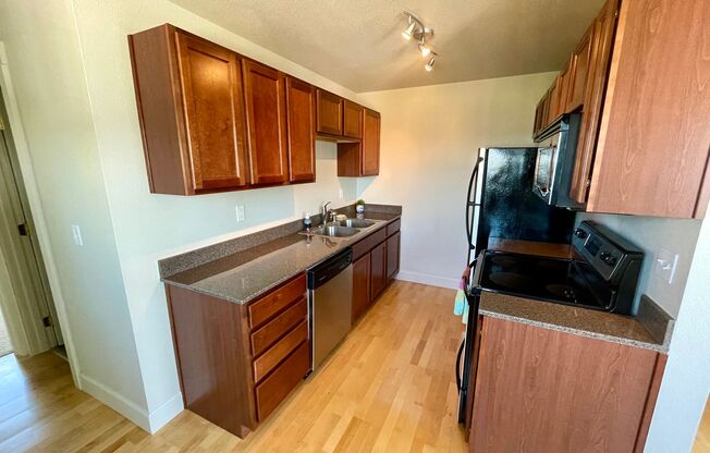 Modern Elegance with Bay Views: Charming 1 Bed, 1 Bath in Tacoma, WA