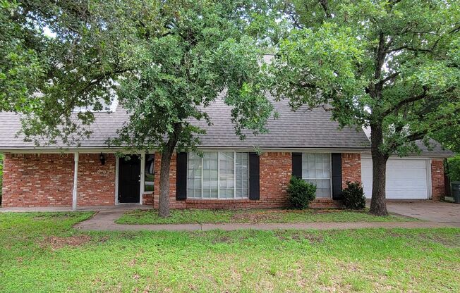 Bryan - 4 bedroom / 3 bath house close to Blinn College & Bryan High School!!