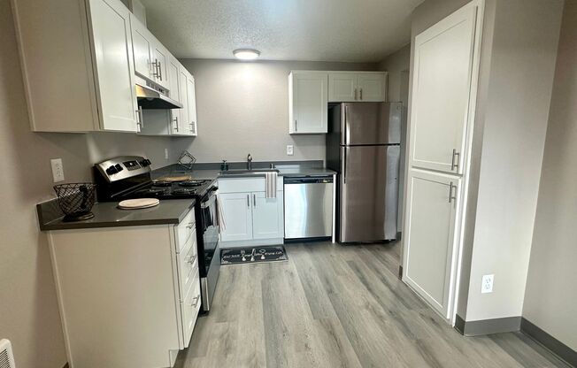 2 beds, 1 bath, 900 sqft, $1,725, Unit 19-B