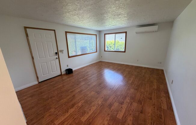 *Holiday Special! Second Full Month of Rent Free!* Neat and Tidy 3 Bedroom, 2 Bath Home in West Linn