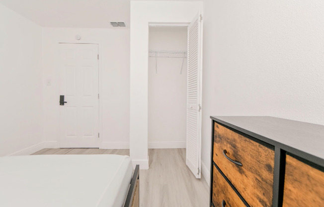 905 W 12 ST