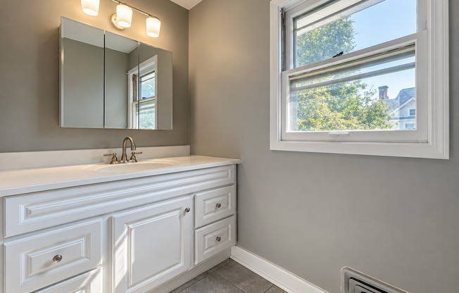 Spacious 6 Bedroom 2 Bathroom Single Family Home in St.Paul!