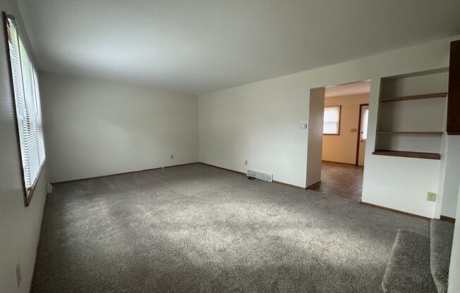 Spacious Townhouse in Greenfield!