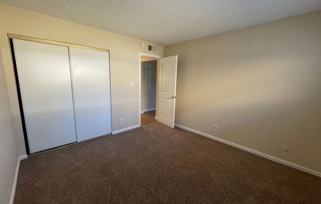 Charming 2-Bedroom Duplex in Sacramento –  Some Utilities Included!