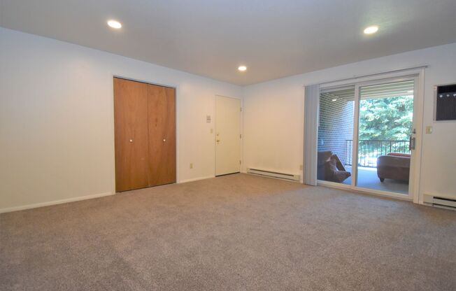Huge Second Floor Apartment with 2b 1.5ba and Large Deck!
