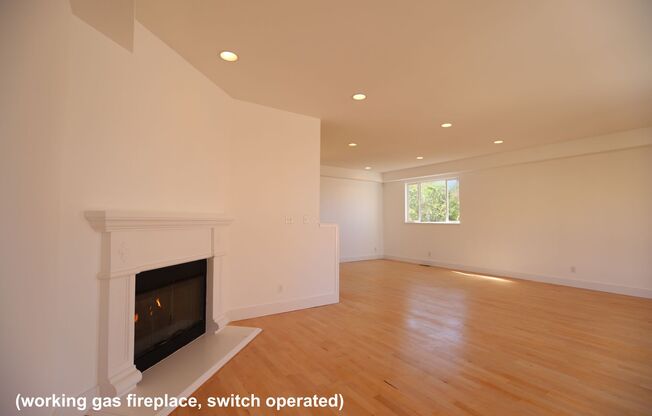 Bayview: Modern Townhome 4 bedroom 2 1/2 Bathroom w/Back Patio, Yard & 2 Car Garage