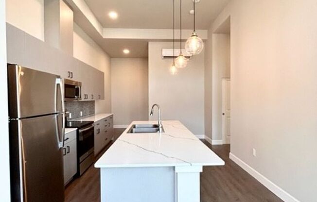 1 bed, 1 bath, 656 sqft, $1,995, Unit 426 Simmons #201