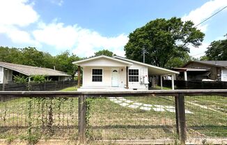 Single Story, Tesla Battery Powered Soler System, 3 Bedrooms 1 Bathroom Home for Rent in Central Austin!