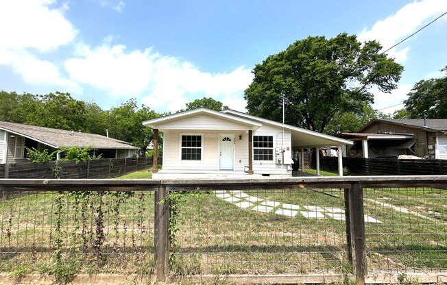 Single Story, Tesla Battery Powered Soler System, 3 Bedrooms 1 Bathroom Home for Rent in Central Austin!