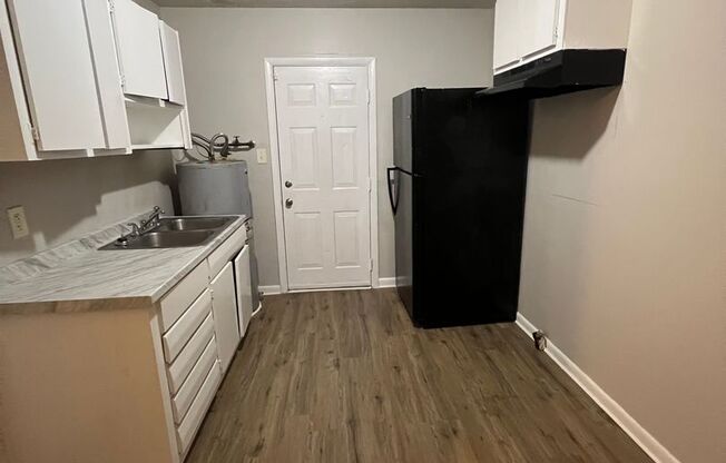 2 beds, 1 bath, $825, Unit 6 - downstairs unit