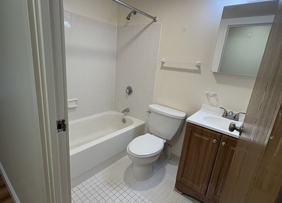 2 beds, 1 bath, 683 sqft, $3,000, Unit 66