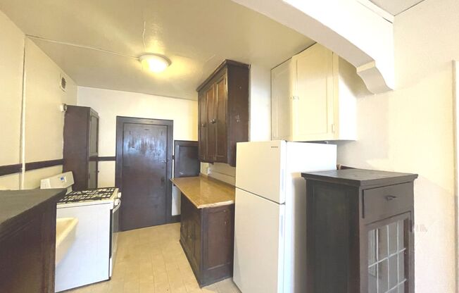 Studio, 1 bath, $875, Unit 3