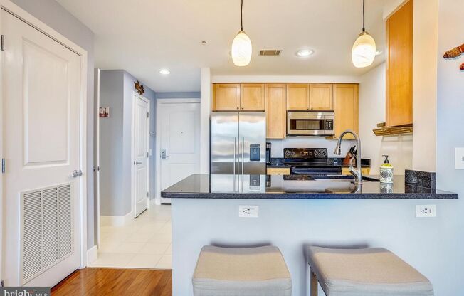 Professionally Managed // 1bedroom 1bathroom// Court House// Parking Included!