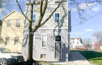 1616 E 33 ST