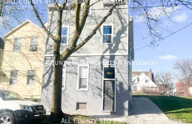 1616 E 33 ST