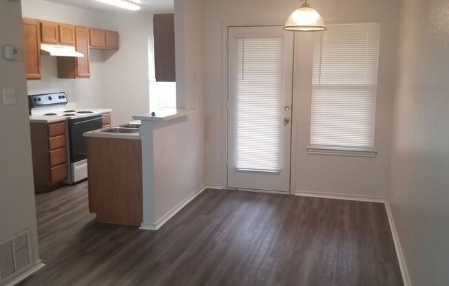 2 beds, 1 bath, 882 sqft, $895, Unit C