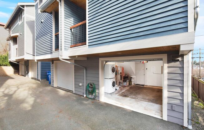 3 Bedroom End Unit Townhome in Wallingford