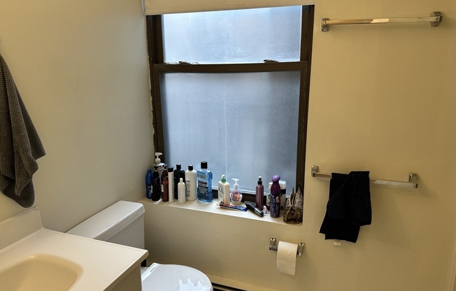 2 beds, 1 bath, $2,521, Unit 21