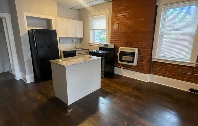 2 beds, 1 bath, $1,300, Unit #11