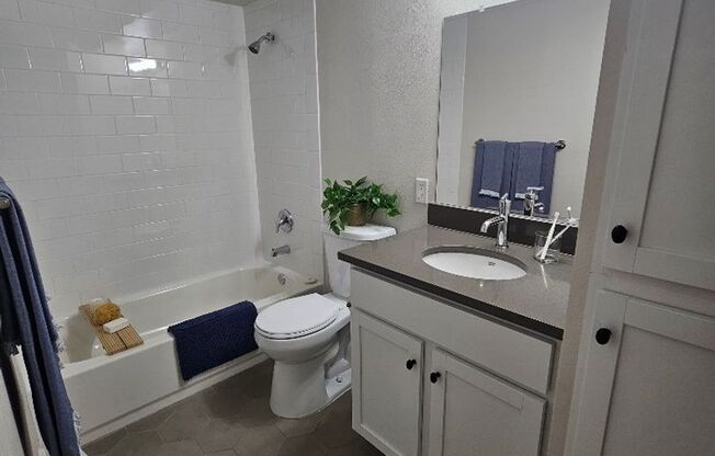 1 bed, 1 bath, 700 sqft, $1,305, Unit LAW11-122