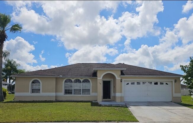 NICE!   LARGE 4 BEDROOM / 2 BATH / 2 CAR GARAGE (KISSIMMEE - SOUTH)