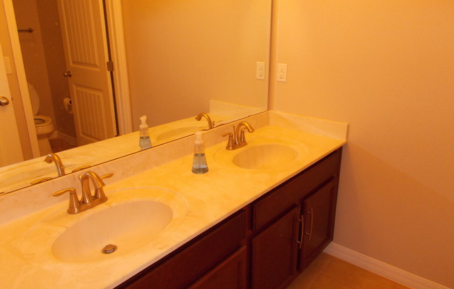 3 beds, 2 baths, $2,600, Unit Orange