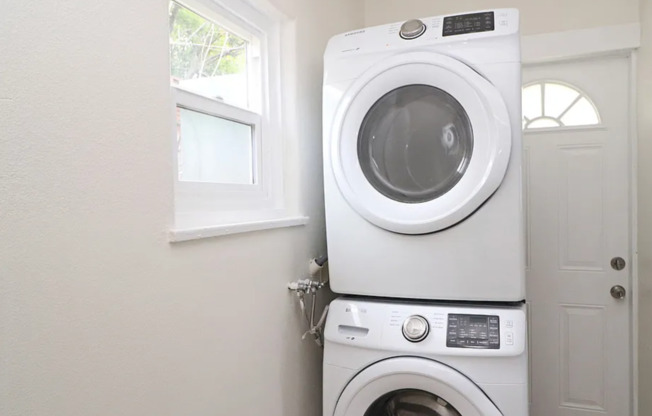 COMING SOON - 1-Bedroom Apartment with In-Unit Laundry in Glassell Park – Prime Eastside Living!