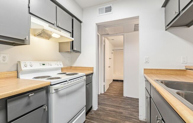 1 bed, 1 bath, 680 sqft, $1,095, Unit 220