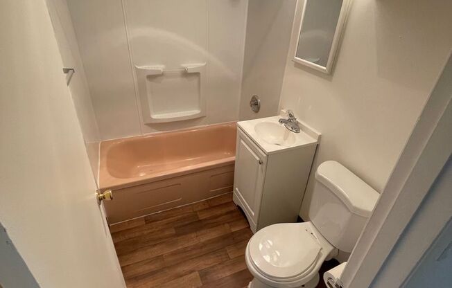 Studio, 1 bath, 450 sqft, $1,150, Unit 109