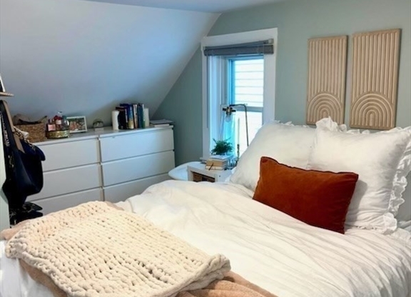 3 beds, 2 baths, 1,100 sqft, $5,200, Unit 2